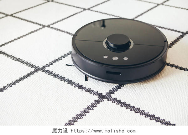 具有智能导航功能的真空机器人清洁剂正在做家务清洗白色地毯